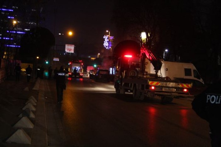 İstanbul'da polis aracı seyir halindeyken alev aldı