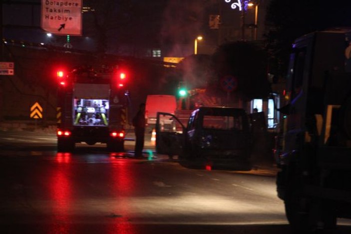 İstanbul'da polis aracı seyir halindeyken alev aldı