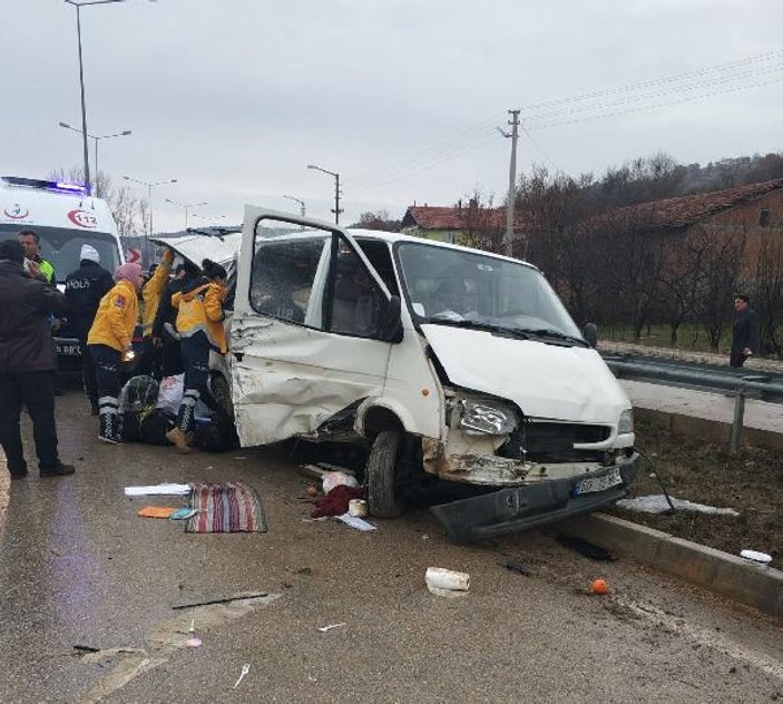 Amasya’da minibüs takla attı: 2 yaralı