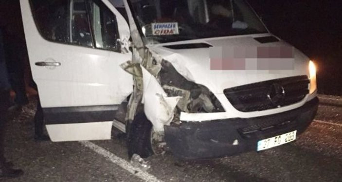 Cide'de yolcu minibüsü ile traktör çarpıştı: 1 ölü