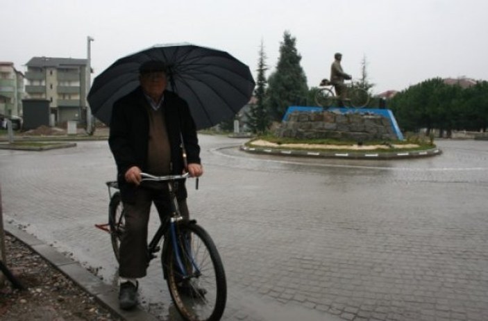 60 yıldır bisiklete binen vatandaşın heykeli dikildi
