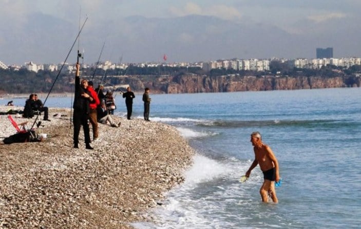 Antalya’da deniz keyfi sürüyor