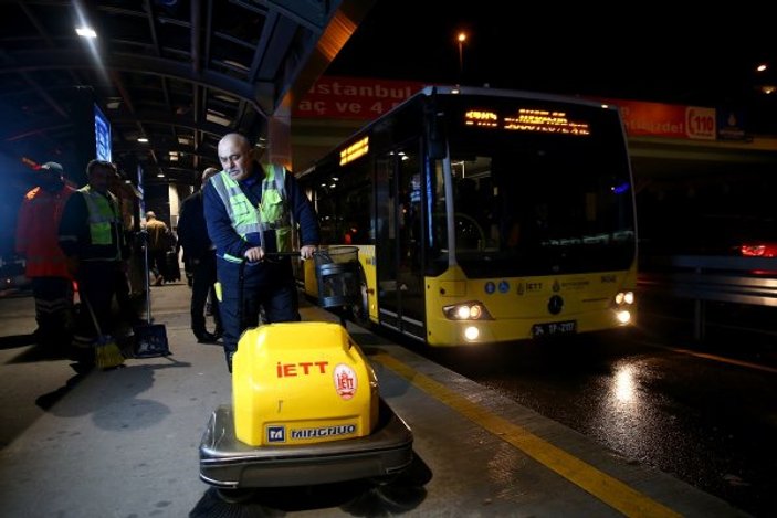 İstanbul'da metrobüsler nasıl temizleniyor