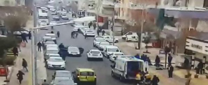 Diyarbakır'da sokak ortasındaki çatışma kamerada