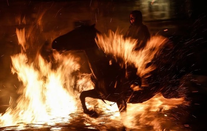 İspanya'da 5 asırlık gelenek: Atlar günahlarından arındı