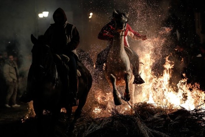İspanya'da 5 asırlık gelenek: Atlar günahlarından arındı