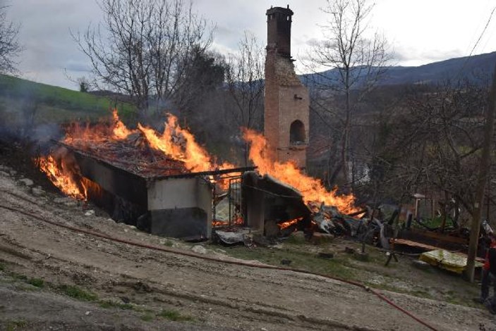 Sinop'ta 2 katlı ahşap ev yandı