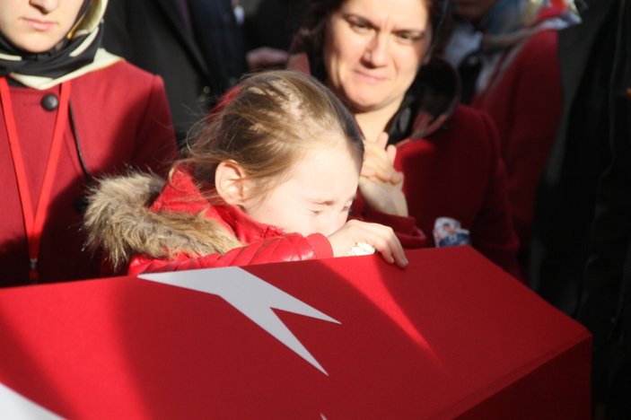 Minik Öykü’den şehit babasına son dokunuş