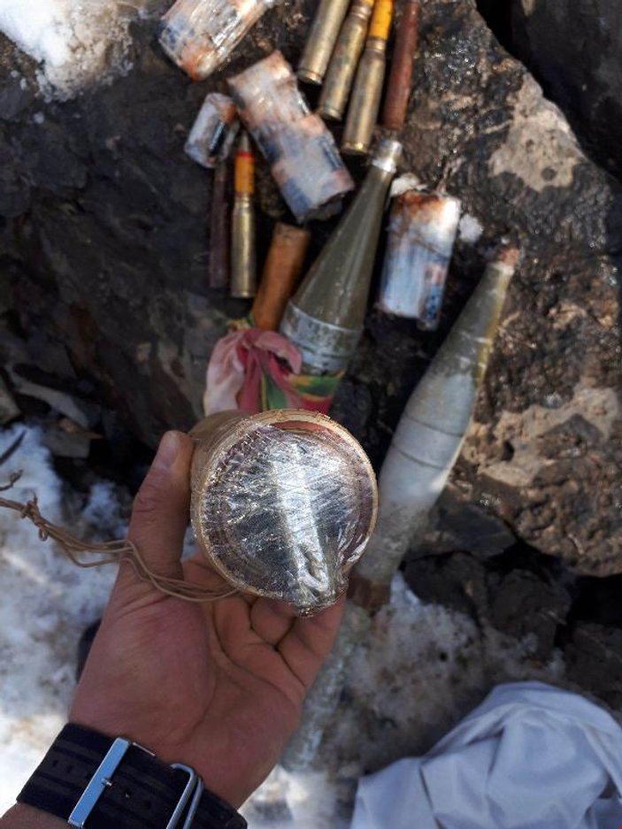 Hakkari'de PKK'ya ait el bombası ve mühimmat bulundu