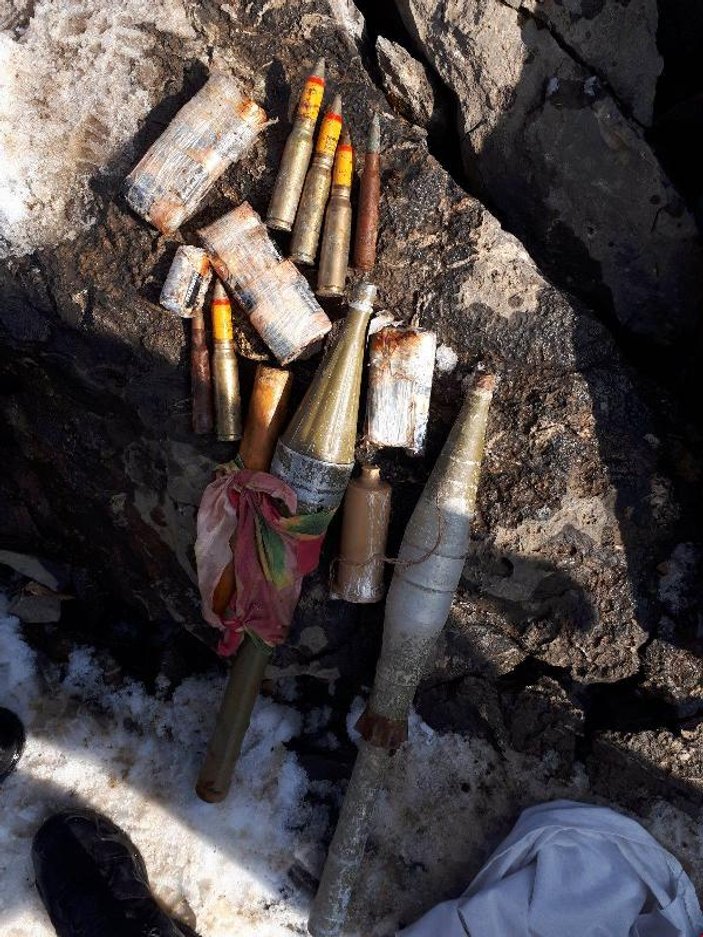 Hakkari'de PKK'ya ait el bombası ve mühimmat bulundu