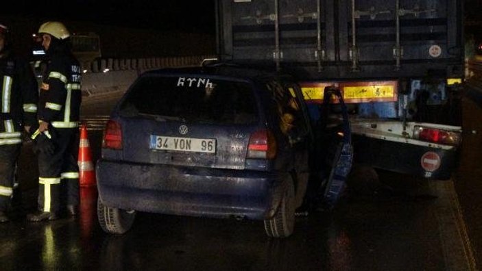 İzmit'te otomobil tıra çarptı: 4 yaralı
