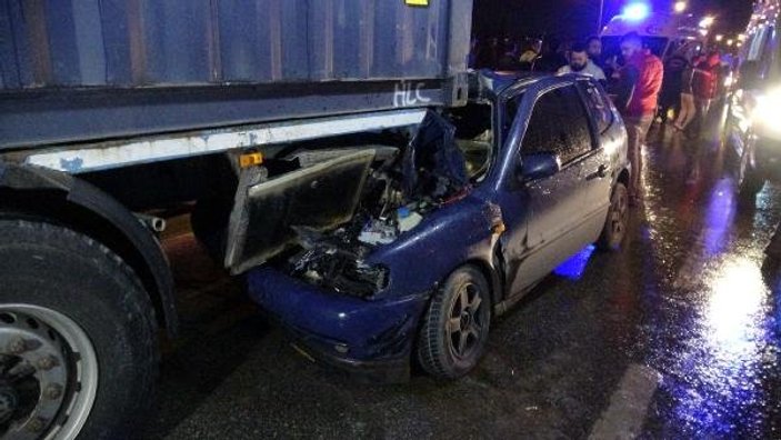 İzmit'te otomobil tıra çarptı: 4 yaralı
