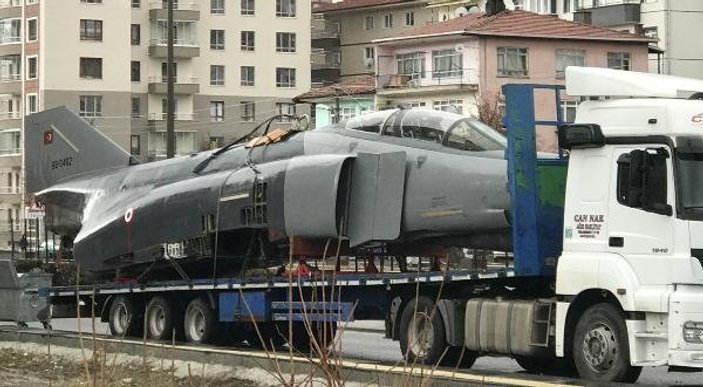 Kızılcahamam'a tırla F-4 savaş uçağı gönderildi