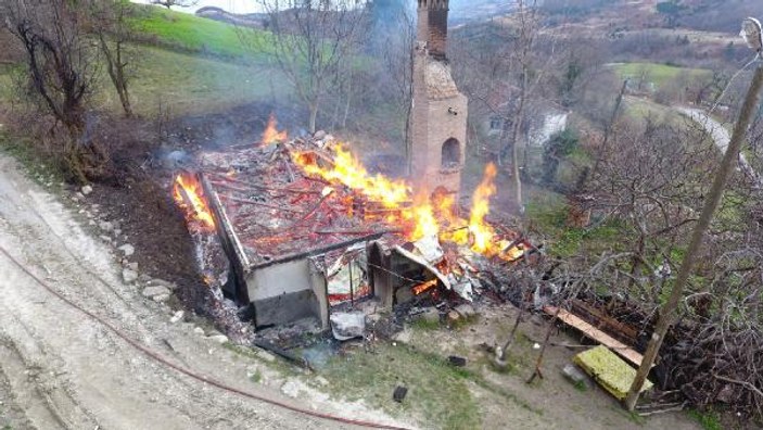 Sinop'ta 2 katlı ahşap ev yandı