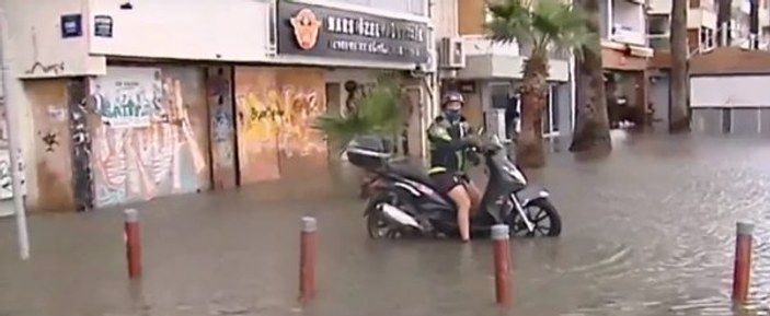 İzmir'de fırtına: Deniz taştı, vapur seferleri iptal