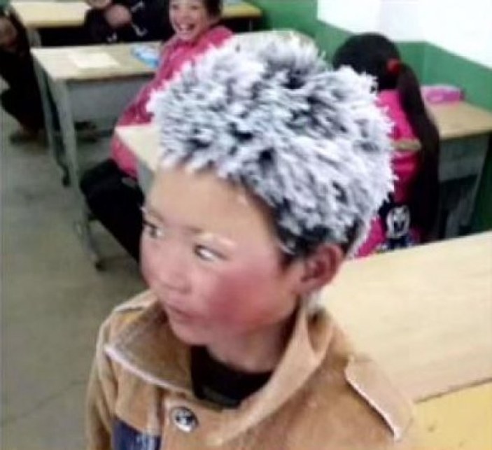 Çinli çocuk eksi 9 derece her gün 10 kilometre yürüyor