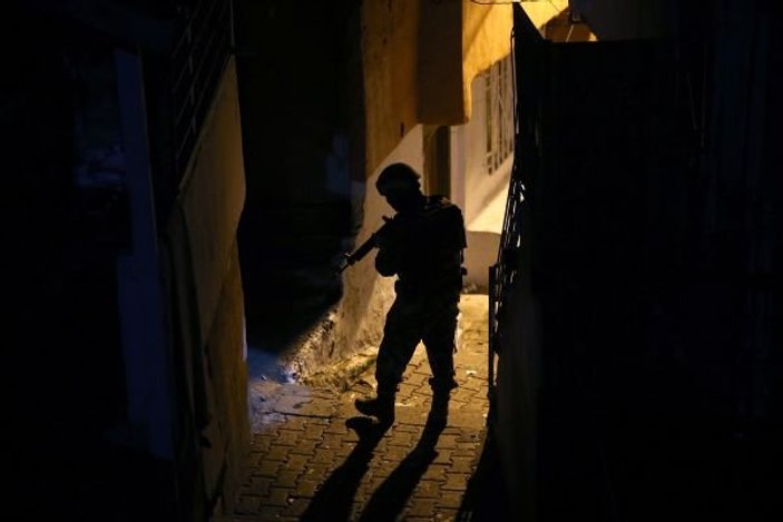 İstanbul'da suç örgütünün evlerine baskın