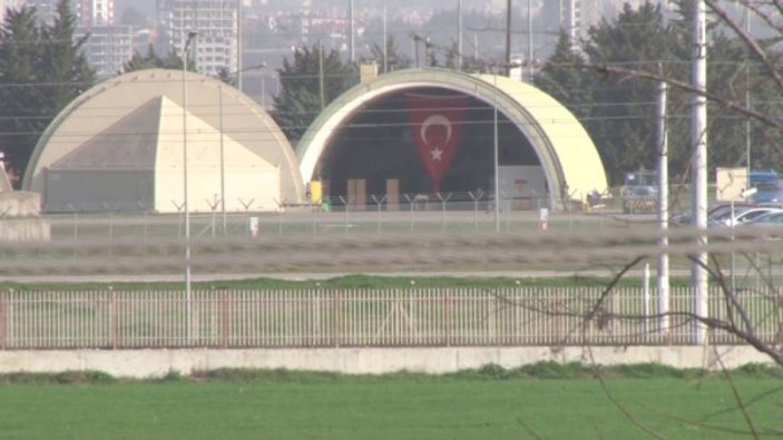 F-16 hangarına dev Türk bayrağı asıldı