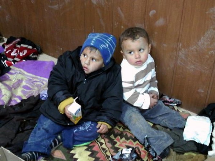 Sınırı geçerken çamura batan Suriyelilere kıyafet yardımı