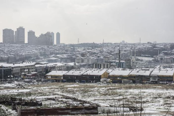 İstanbul'da aralıklarla yağan kar etkili olmaya başladı