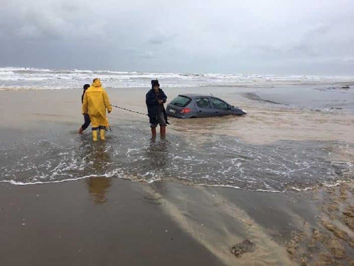 Sahil park ettiği aracını denizin içinde buldu