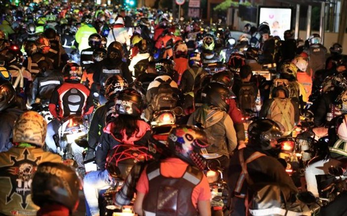 Kolombiya'da motosikletçiler protestoda trafiği kapattı