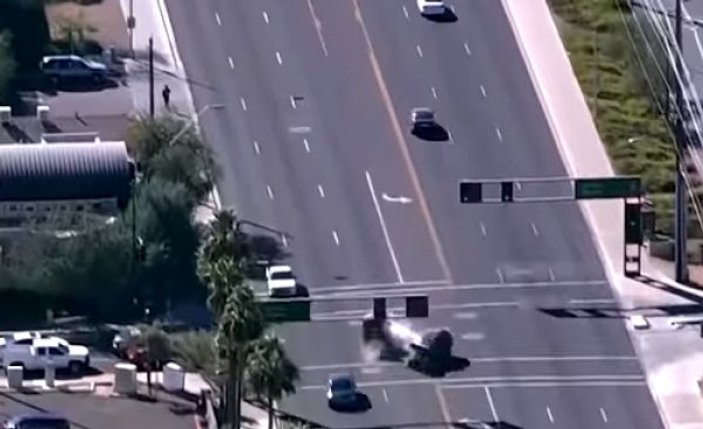 ABD'de süratle polisten kaçan araç takla attı