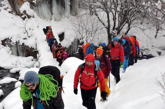Erzurum'da buz tutan şelalelere tırmandılar