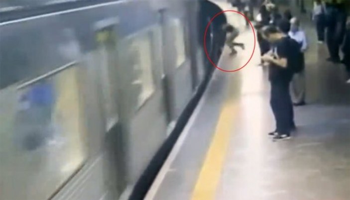 İstasyonda bekleyen kadını trenin önüne itti