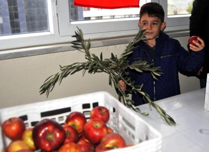 İzmit'te camiden çıkanlara kızıl elma dağıtıldı