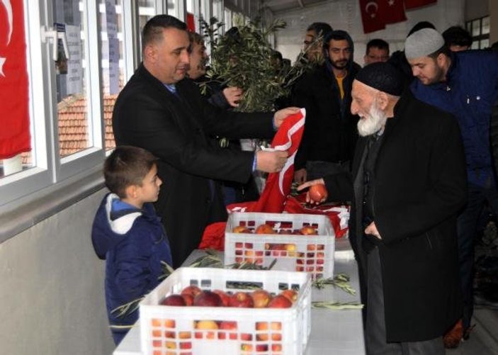 İzmit'te camiden çıkanlara kızıl elma dağıtıldı