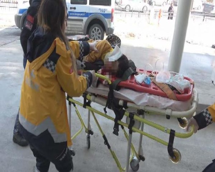 Üzerine reklam panosu devrilen çocuk ağır yaralandı