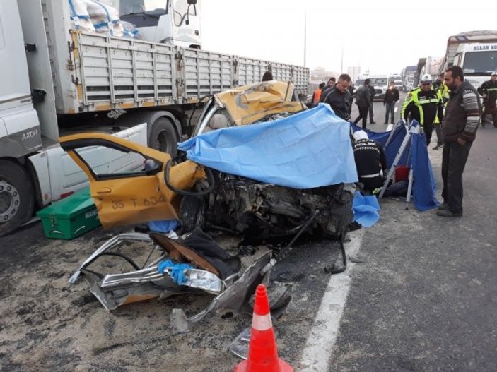 Manisa'da taksi ile tır kafa kafaya çarpıştı: 2 ölü