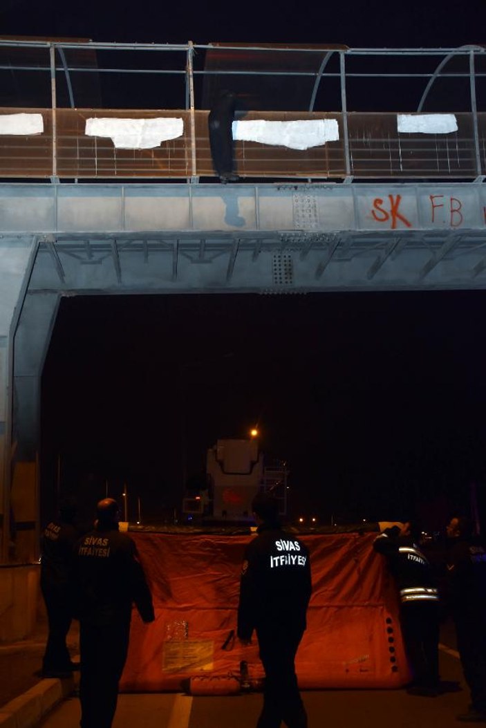 Sivas'ta intihara kalkışan genci polis ikna etti