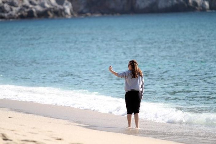 Alanya'da tatilciler denize girip güneşlendi