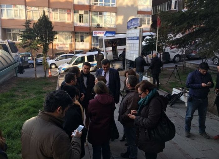 CHP'li vekiller Tabipler Birliği'nin önünde toplandı