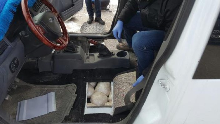 Van'da hafif ticari araçta 88 kilo eroin yakalandı