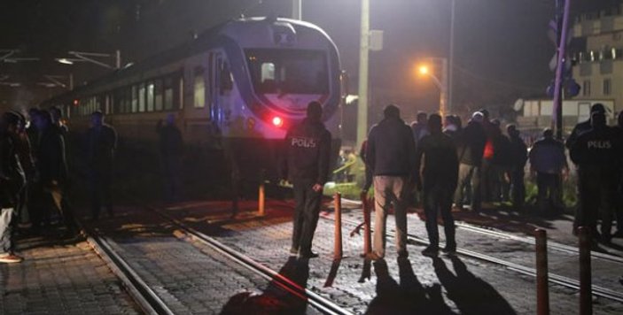 Adana'da trenin çarptığı iki kişi hayatını kaybetti