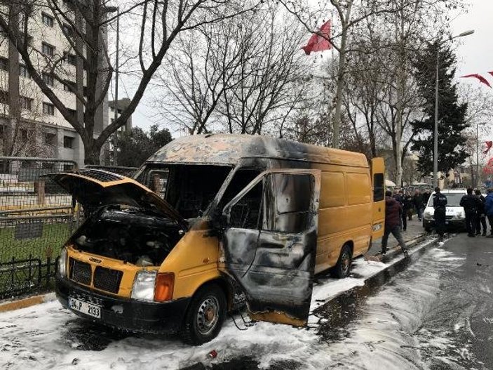 Vatan Caddesi'nde minibüs yandı