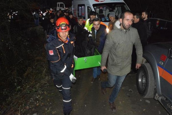Karabük'te işçileri taşıyan kamyon devrildi: 2 ölü 12 yaralı