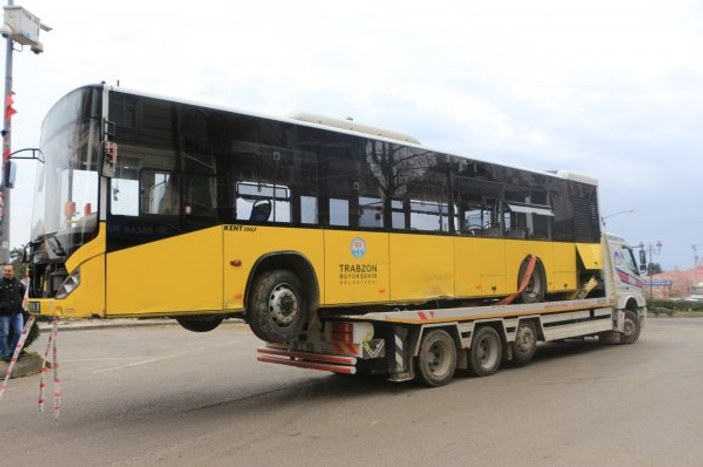 Rampada bırakılan belediye otobüsü çocuk parkına düştü