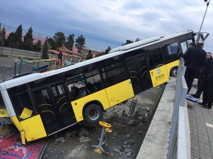 Rampada bırakılan belediye otobüsü çocuk parkına düştü