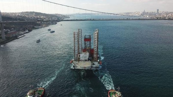 Dev petrol platformu İstanbul Boğazı'nda