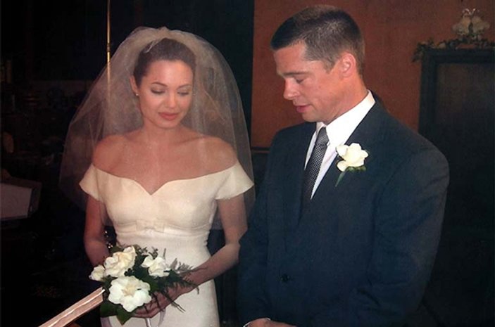 pstrongAngelina Jolie (3)/strong/p

p2000'li yılların en göz kamaştırıcı aktrisi olarak akıllarda yer eden Angelina Jolie'yi ne doktorlar ne mühendisler istemiş de, o yine de aktörlere varmış. İlk evliliğini 1996-99 yılları arasında oyuncu Johnny Lee Miller ile yaptığında sadece 21 yaşındaymış. Daha sonra 25 yaşında gönlünü Billy Bob Thornton'a kaptıran Jolie, 2003 senesinde ondan da boşanarak devam etmiş. Jolie daha sonra Brad Pitt ile birbirlerine yakışan bir çift oldular ve Hollywood gibi bir ortamda iyi kötü 11 seneyi birlikte geçirdiler./p
