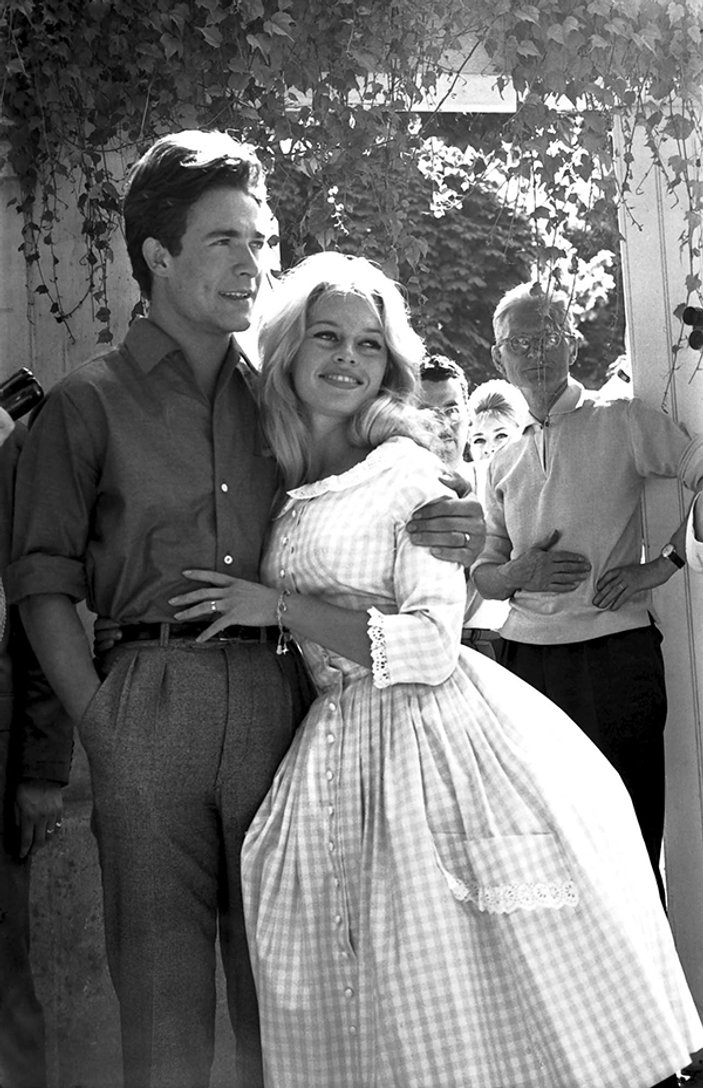 pstrongBrigitte Bardot (4)/strong/p

pŞehvetli Fransız güzel Bardot da nikah masasını sıklıkla ziyaret edenlerdenmiş. İlk olarak Fransız senarist Roger Vadim ile 1952'de evlenen güzel, 1959-62 yılları arasında aktör Jacques Charrier ile hayatını birleştirdi. Daha sonra Alman fotoğrafçı Gunter Sachs ile 1966-69 yıllarında aynı yastığa baş koydu. 1952 ile 1969 arasında hızlı yaşayıp 3 evlilik geçiren Bardot, 90'lı yılların başına kadar bir daha evlenmemiş. Bu uzun arayı 1992'de politikacı Bernard D'ormale ile bozmuş ve hala devam eden son evliliğine imzayı atmış./p
