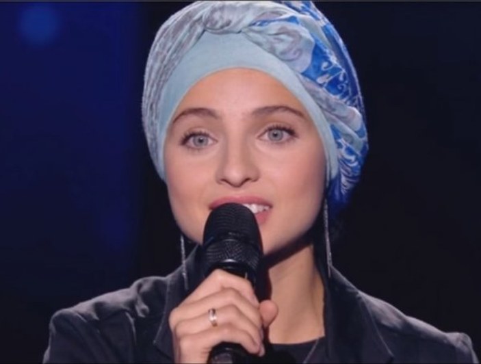 Fransa'da şarkı yarışmasına katılan başörtülü kadına hakaret