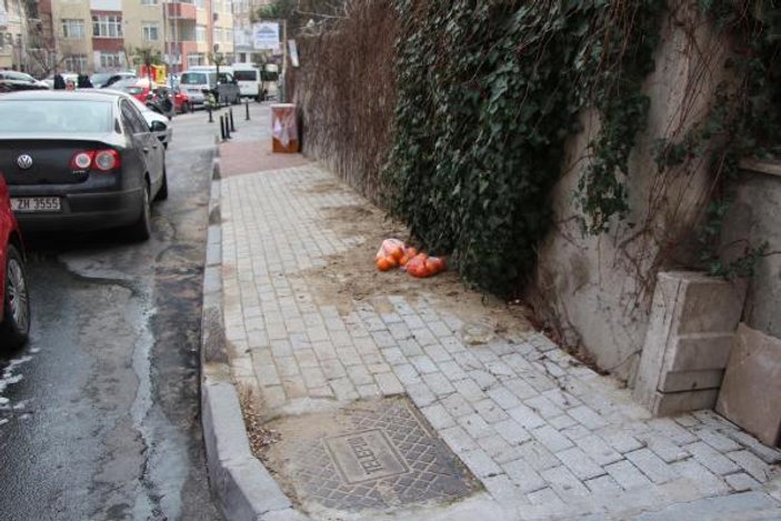 Eşini sokak ortasında boğazından bıçakladı