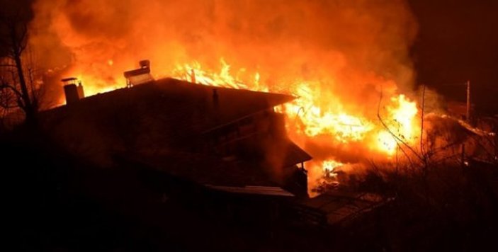 Kastamonu'da 8 ev yandı, 1 kişi hayatını kaybetti