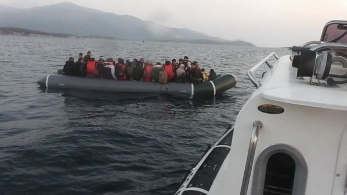 İzmir'de lastik botta 60 kaçak yakalandı