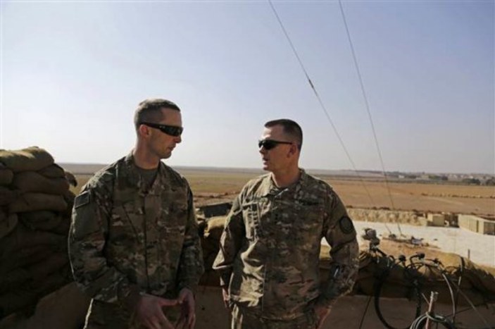 Amerikalı komutanlar Münbiç'te YPG'nin yanında